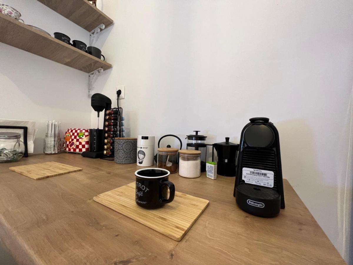 Comfortable 2-Bedroom Apartment Near City Center 100M From Metro Atena Exterior foto